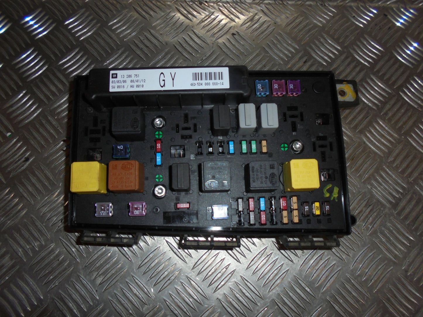 Opel Astra H Sikringsboks Med OEM Nr. Ophugger Fra Opel Ophugger