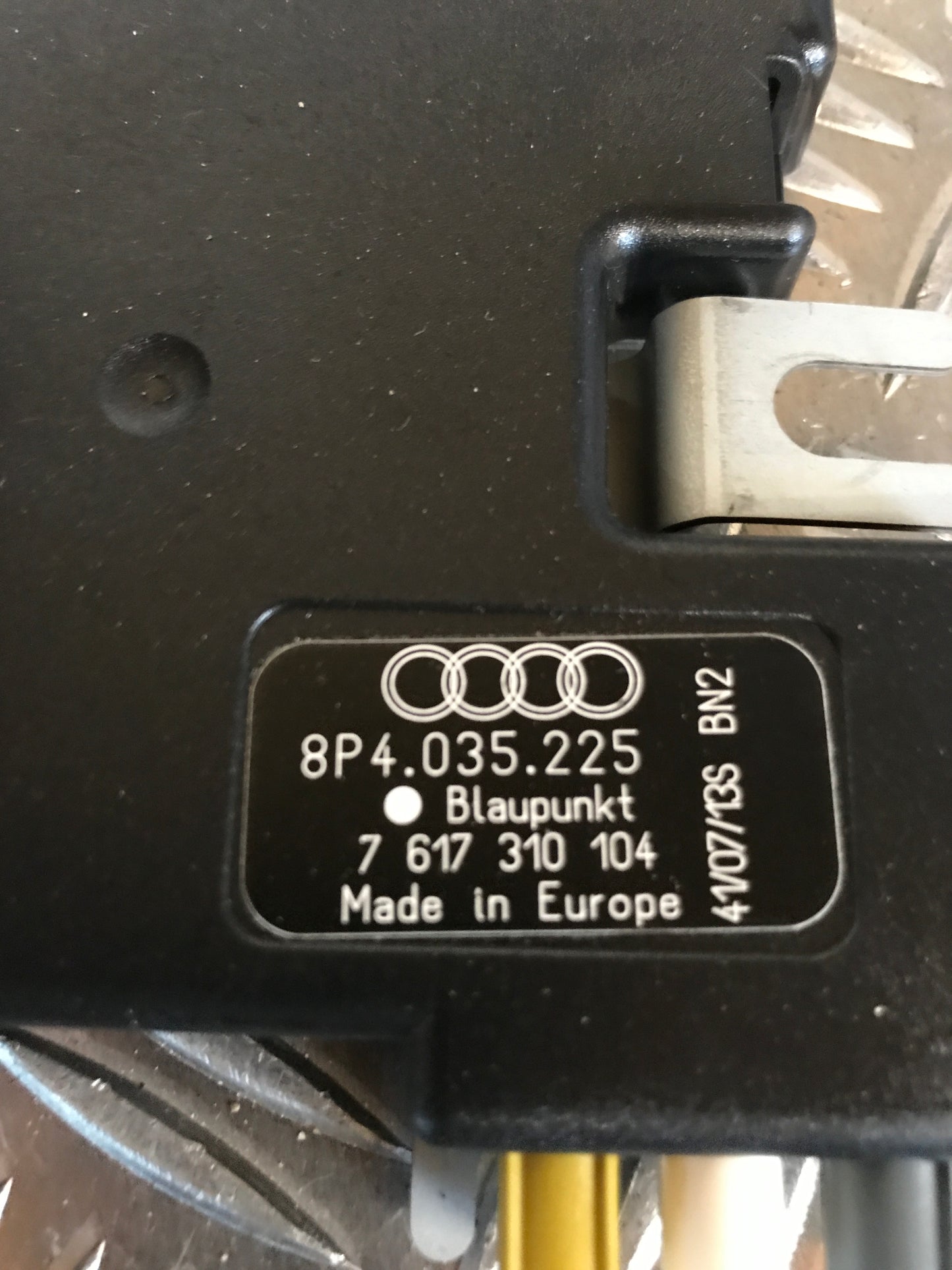 Audi A4 8K Radio Div. Tilbehør Med OEM Nr. 8P4035225 Fra Audi Ophugger
