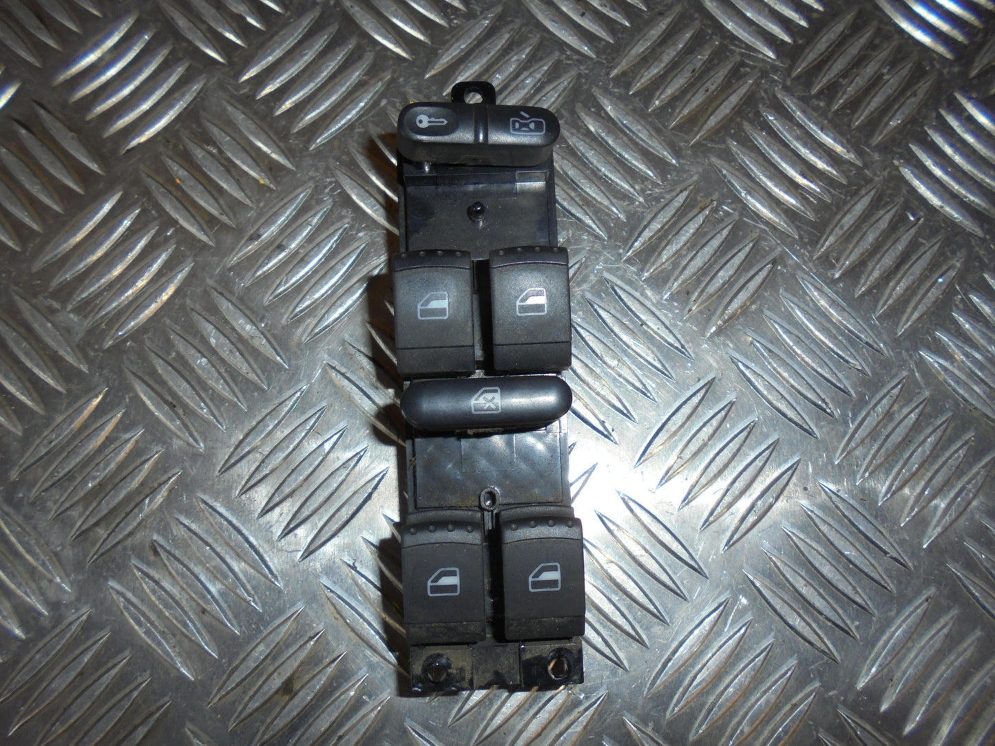 Seat Toledo Kontakt Rudehejs Med OEM Nr. Ophugger Fra Seat Ophugger