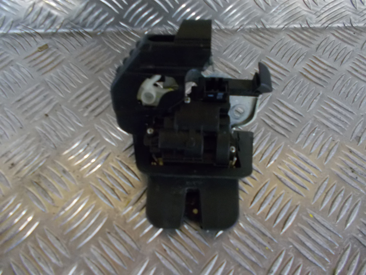 Audi A4 Dørlås Med OEM Nr. 8K9827505A Fra Audi Ophugger