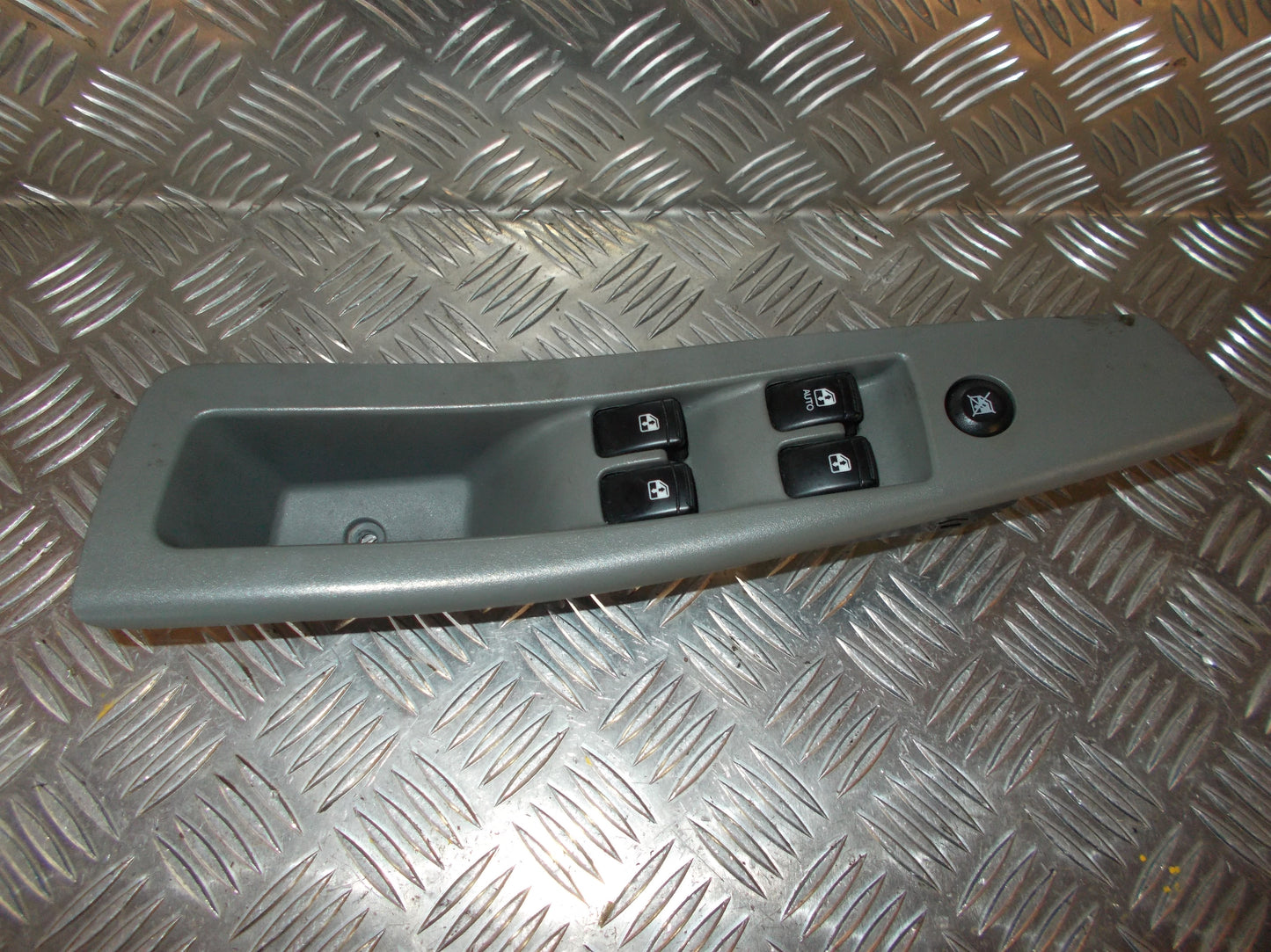 Chevrolet Lacetti Kontakt Rudehejs Med OEM Nr. Ophugger Fra Chevrolet Ophugger