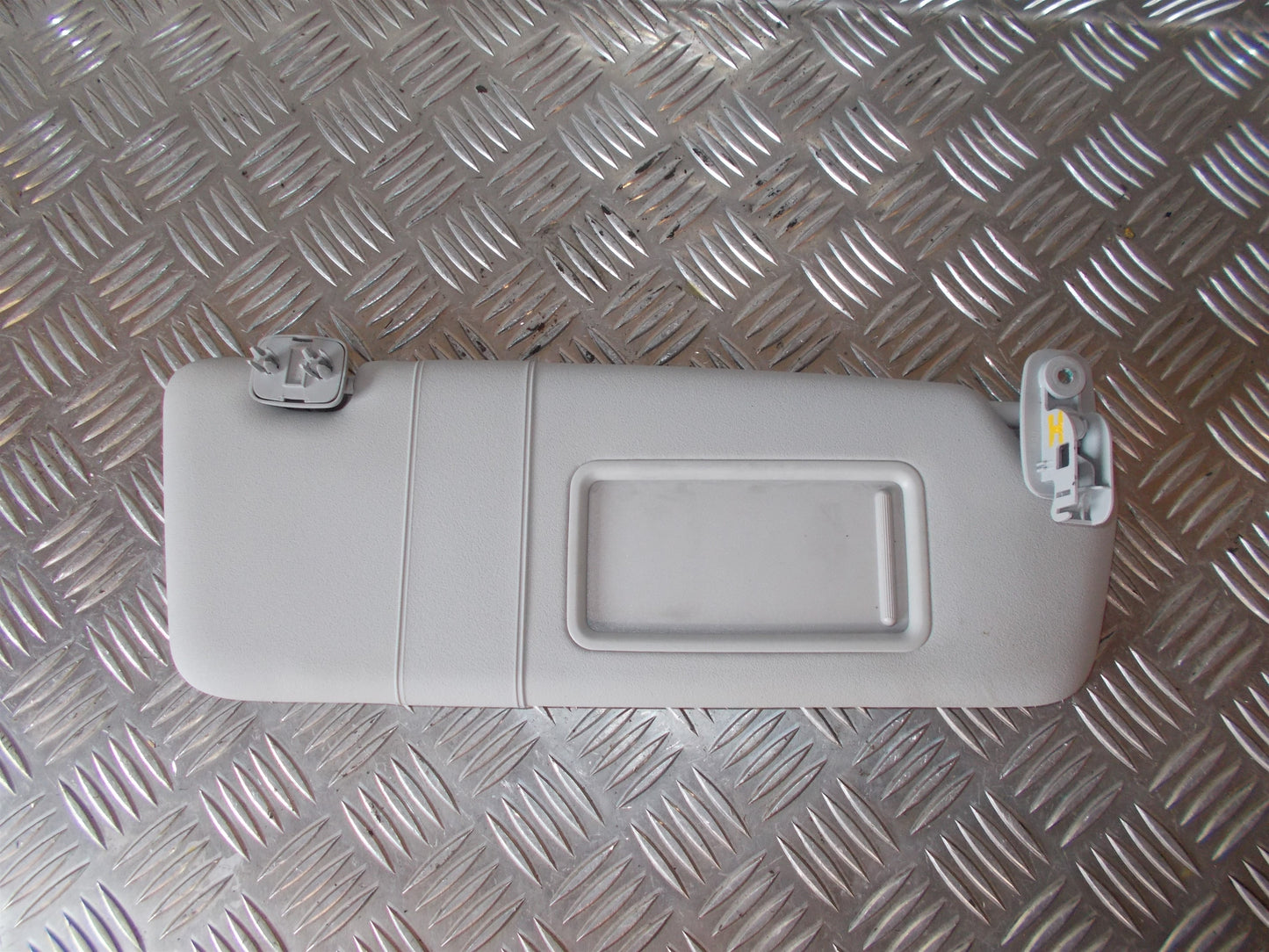 Audi A4 Solskærm Med OEM Nr. 8E0857552H Fra Audi Ophugger