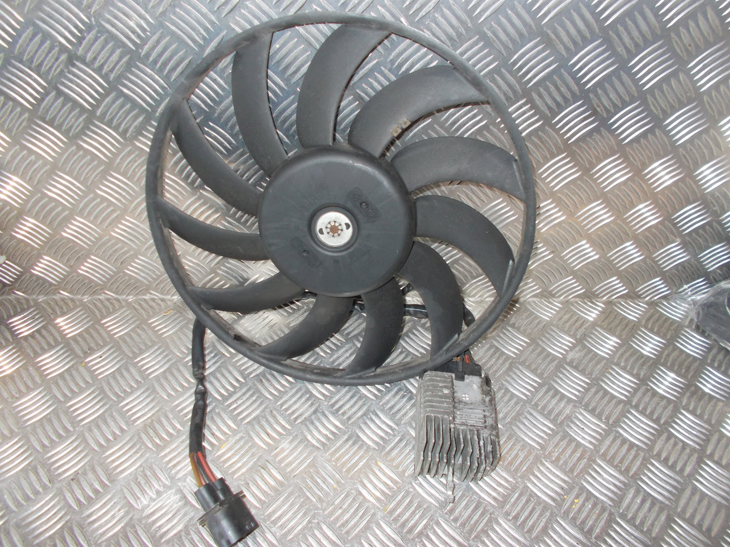 Audi A4 Kølerblæser El Med OEM Nr. 869202Q Fra Audi Ophugger