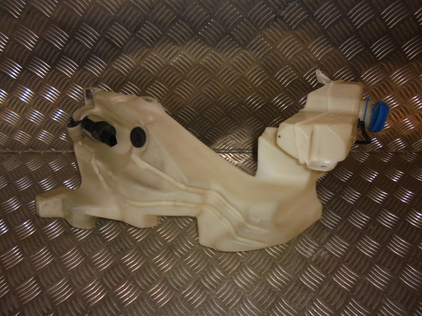 Audi A4 Sprinkler M/Motor Med OEM Nr. 8E0955451AP Fra Audi Ophugger