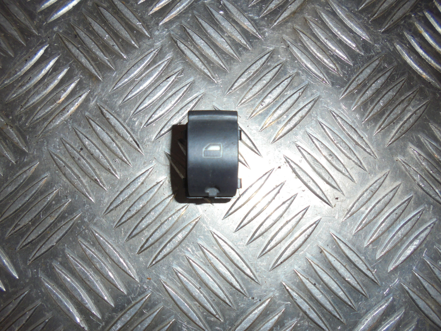 Audi A4 Kontakt Rudehejs Med OEM Nr. 8E0959855A Fra Audi Ophugger