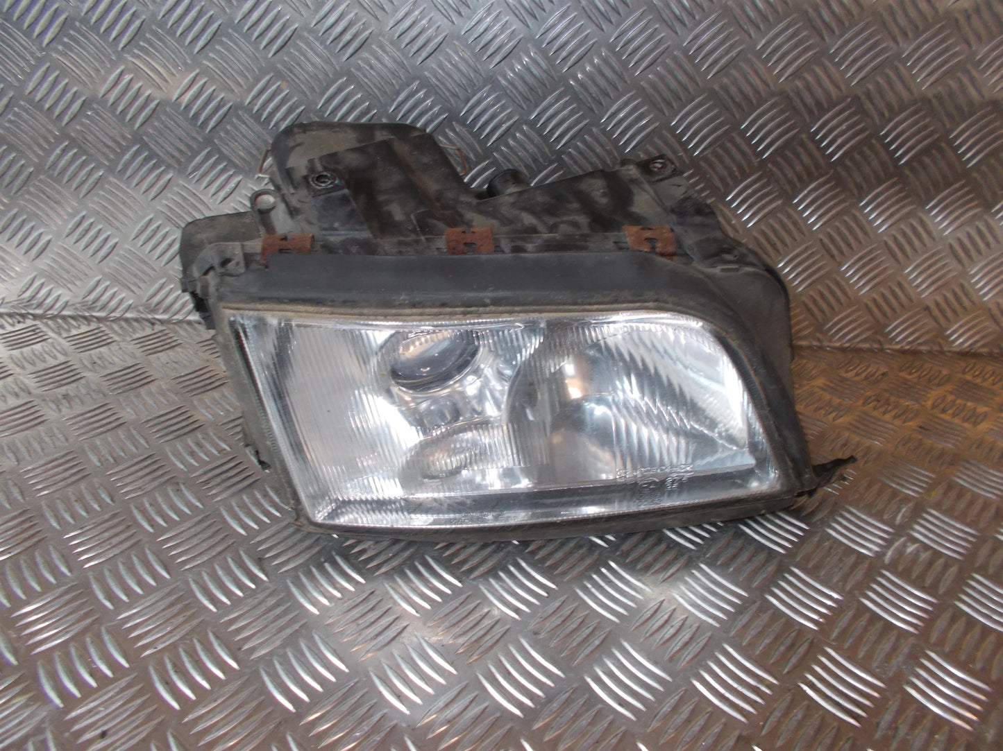 Audi A6 Forlygte Med OEM Nr. Ophugger Fra Audi Ophugger