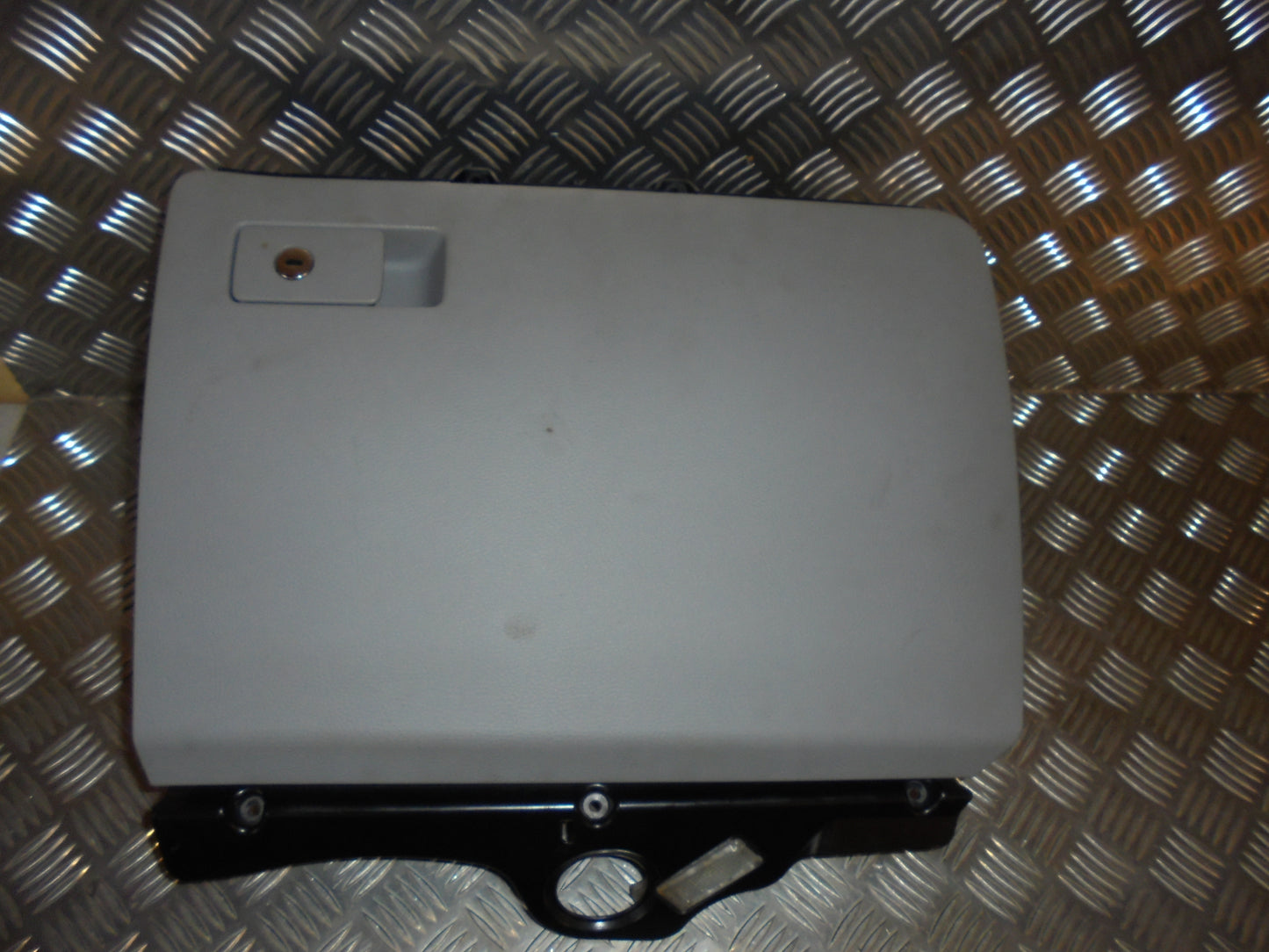 VW Passat 3C Handskerum Med OEM Nr. 3C1857097AQ Fra VW Ophugger