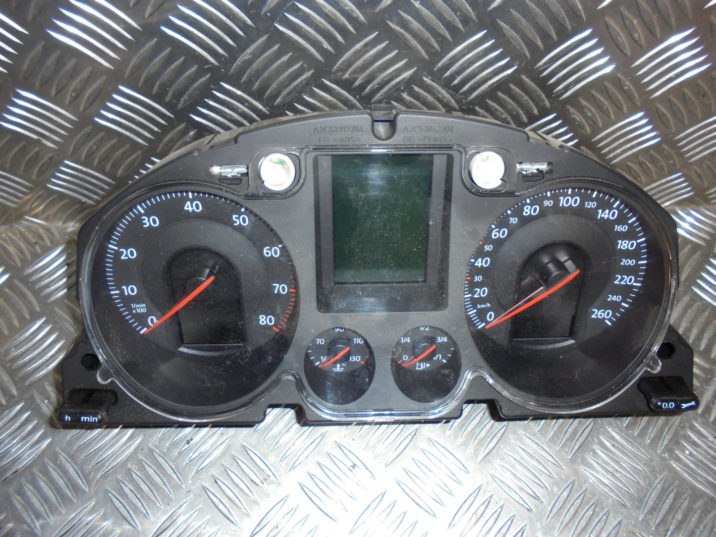 VW Passat 3C Speedometer - Instrument Med OEM Nr. 3C0920870T Fra VW Ophugger