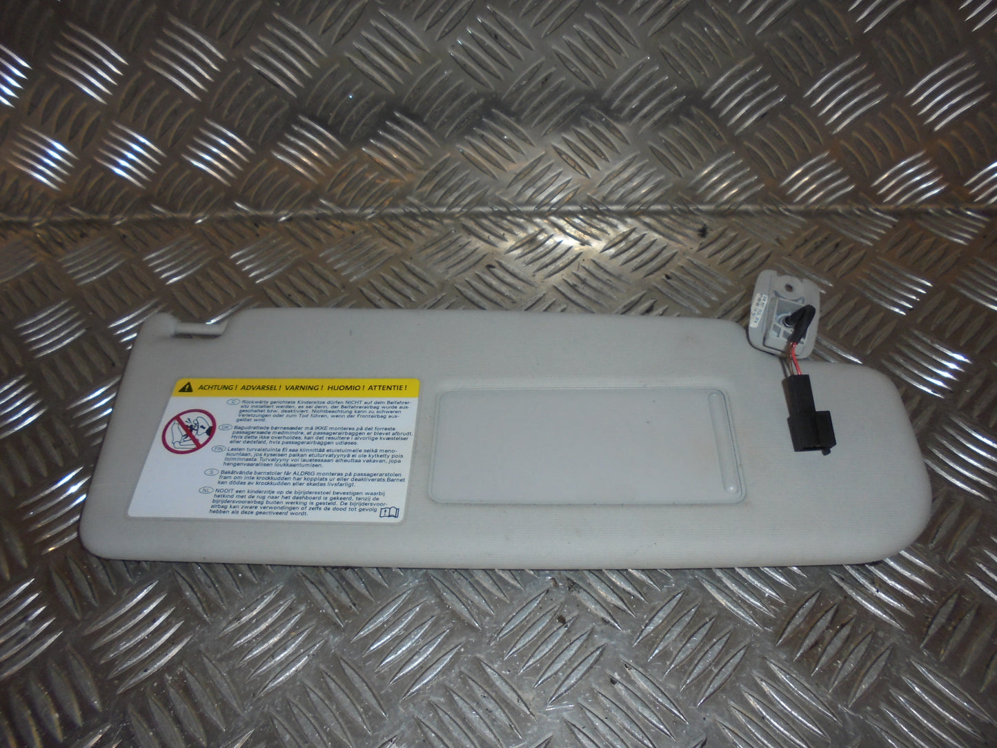 VW Passat 3C Solskærm Med OEM Nr. 3C0857552L Fra VW Ophugger