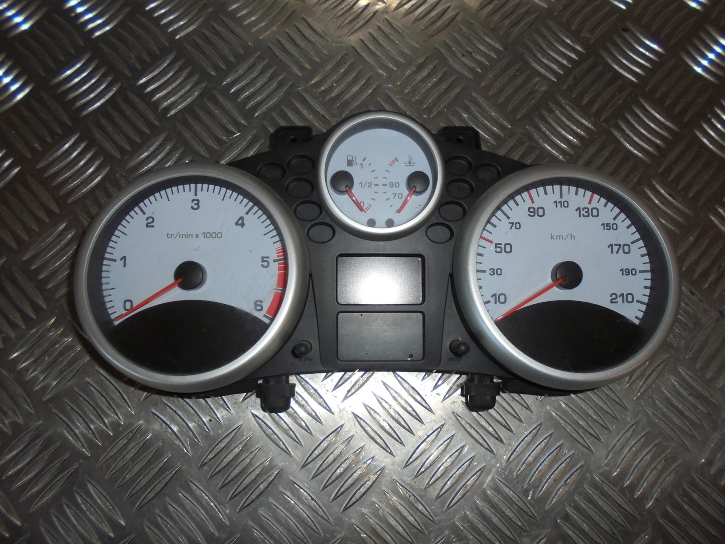 Peugeot 206+ Speedometer - Instrument Med OEM Nr. 9666637280 Fra Peugeot Ophugger