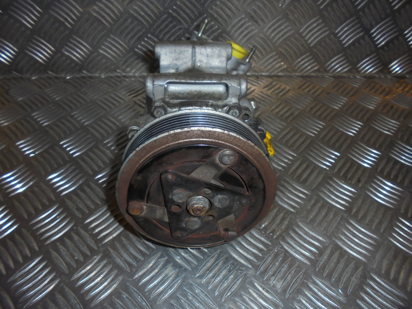 Peugeot 206+ Aircondition Pumpe Med OEM Nr. 9684480180 Fra Peugeot Ophugger