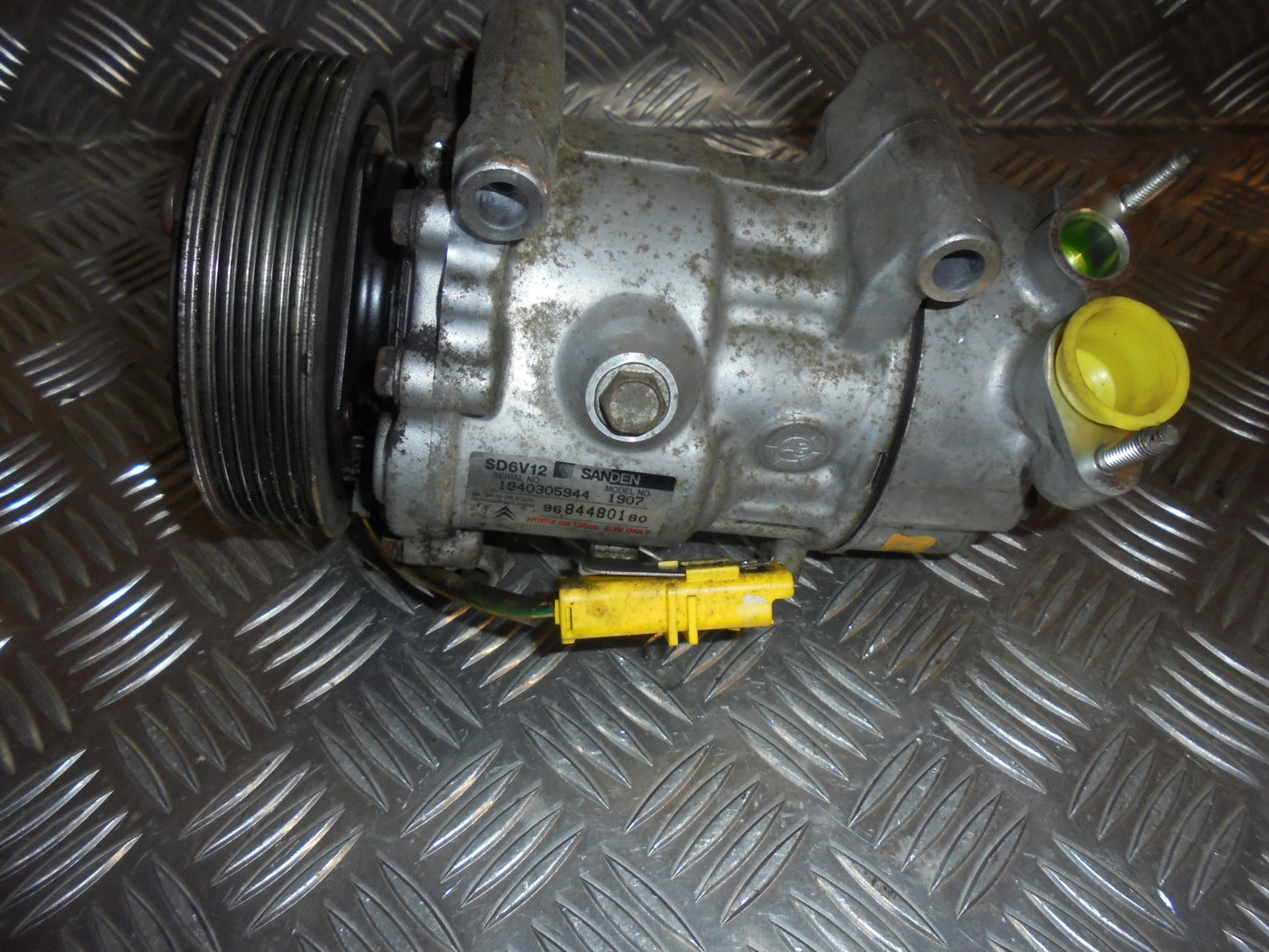 Peugeot 206+ Aircondition Pumpe Med OEM Nr. 9684480180 Fra Peugeot Ophugger