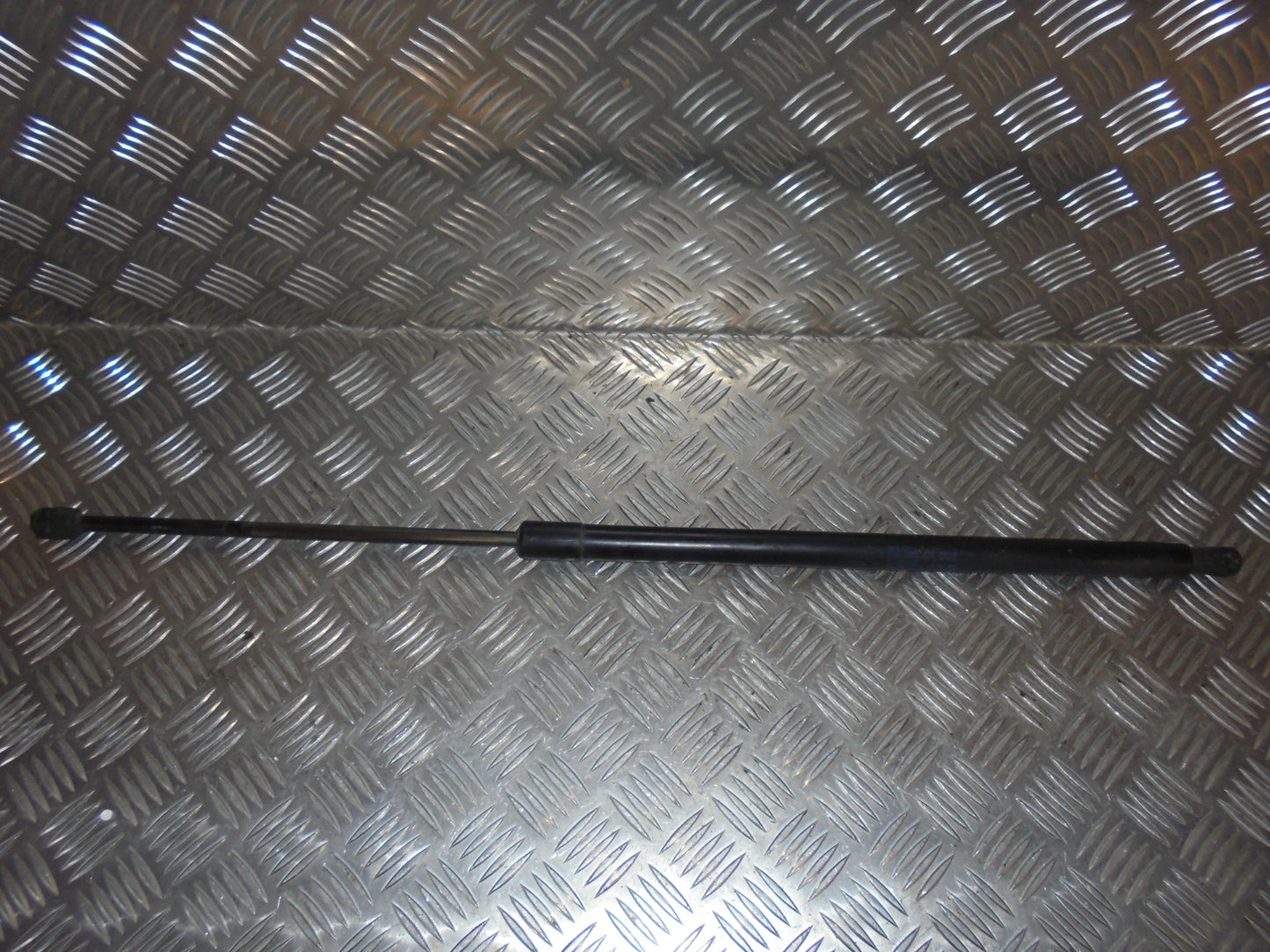 VW Caddy 2K Bagklapsdæmper Med OEM Nr. Ophugger Fra VW Ophugger