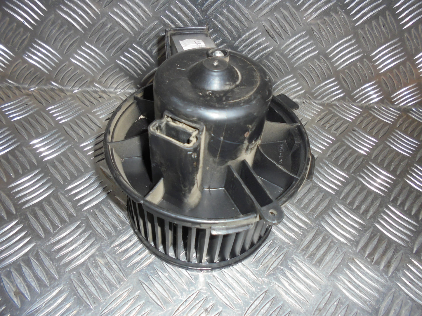 Peugeot 206+ Varmeblæser Med OEM Nr. 6441J9 Fra Peugeot Ophugger