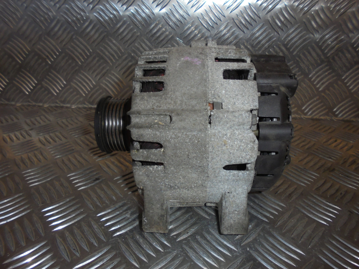 Peugeot 206+ Generator Med OEM Nr. 9665617780 Fra Peugeot Ophugger