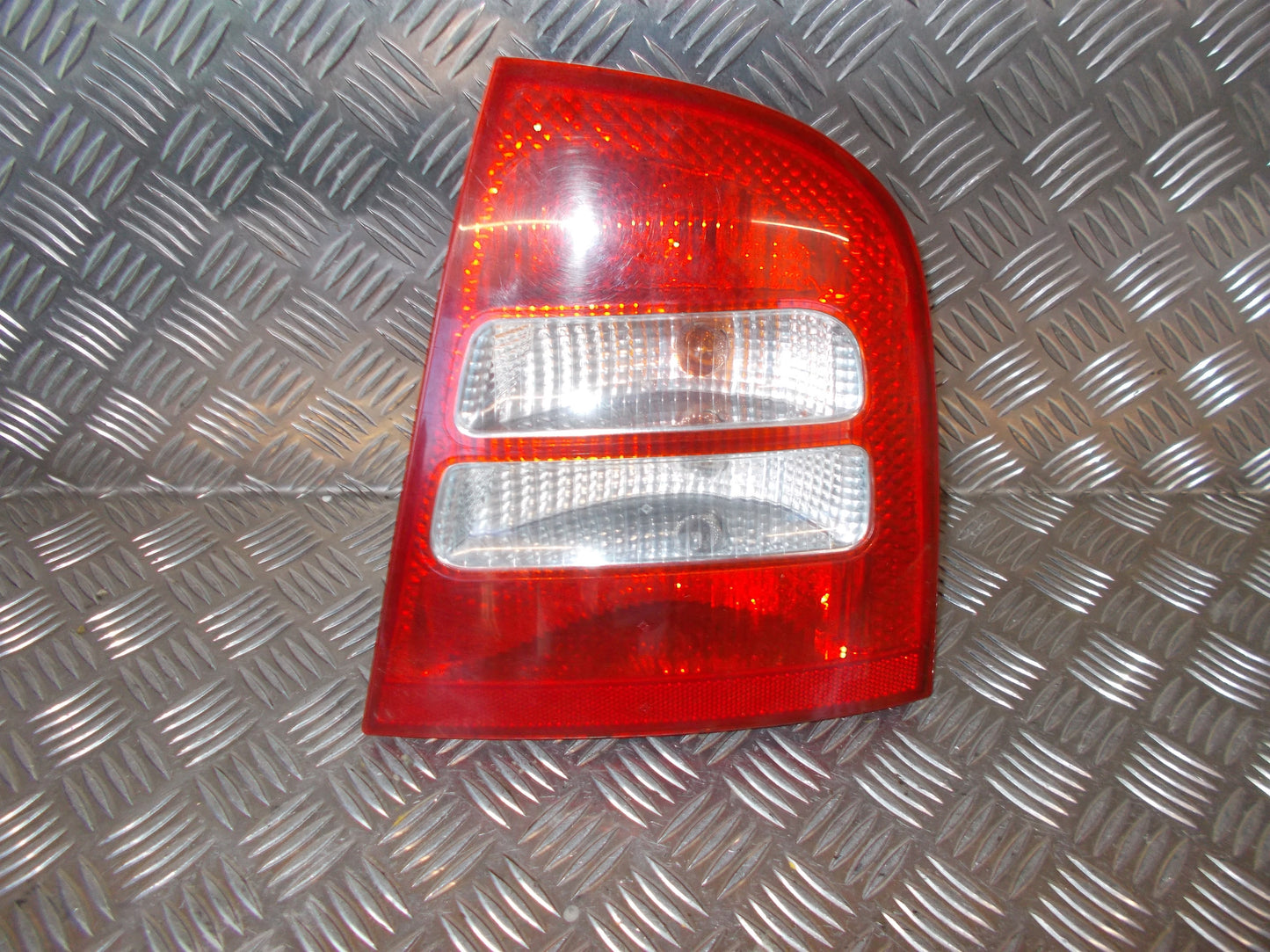 Skoda Octavia Baglygte Med OEM Nr. 1U6945112C Fra Skoda Ophugger