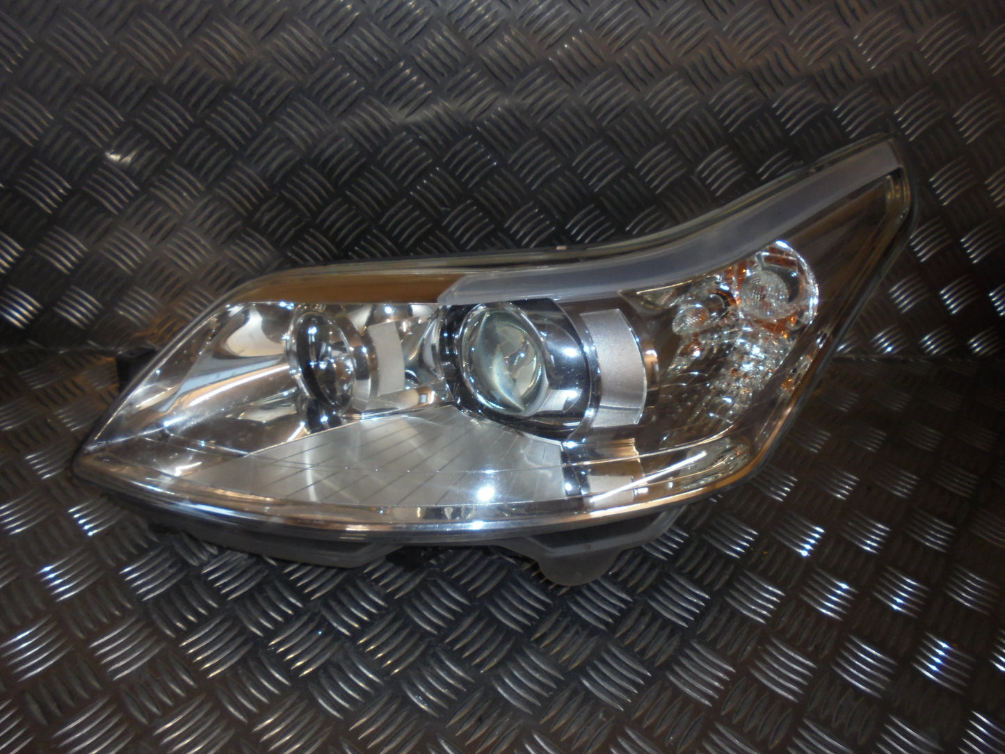 Citroen C4 Forlygte Med OEM Nr. 620855 Fra Citroen Ophugger