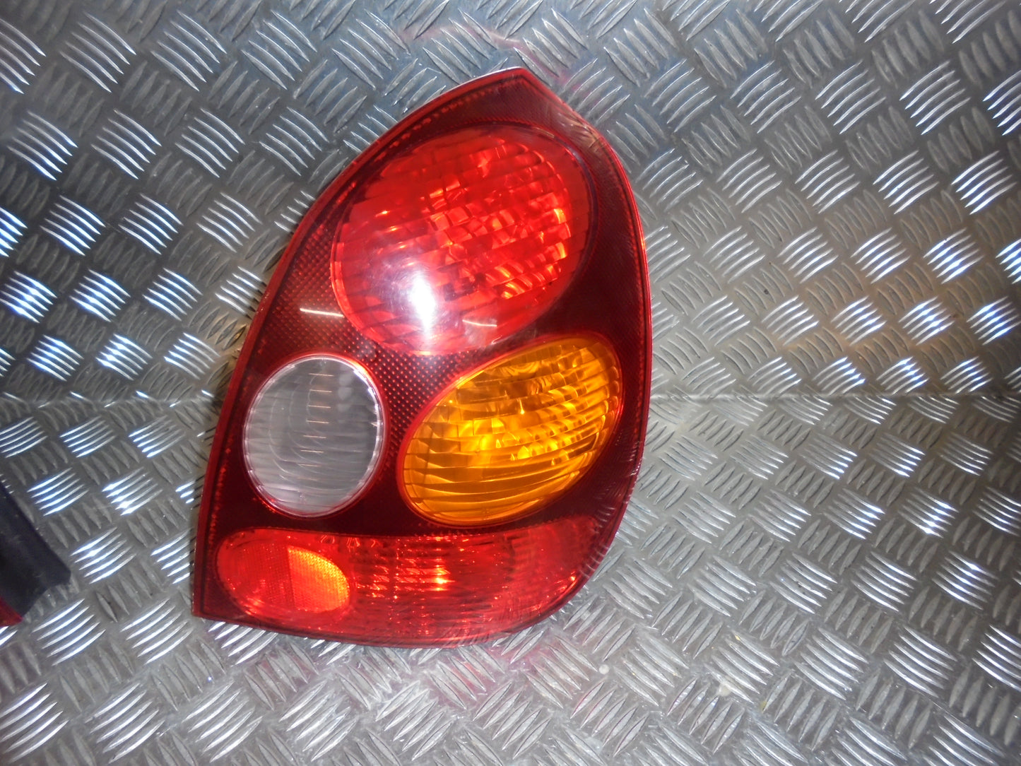 Toyota Corolla 3D E11 Baglygte Med OEM Nr. Ophugger Fra Toyota Ophugger