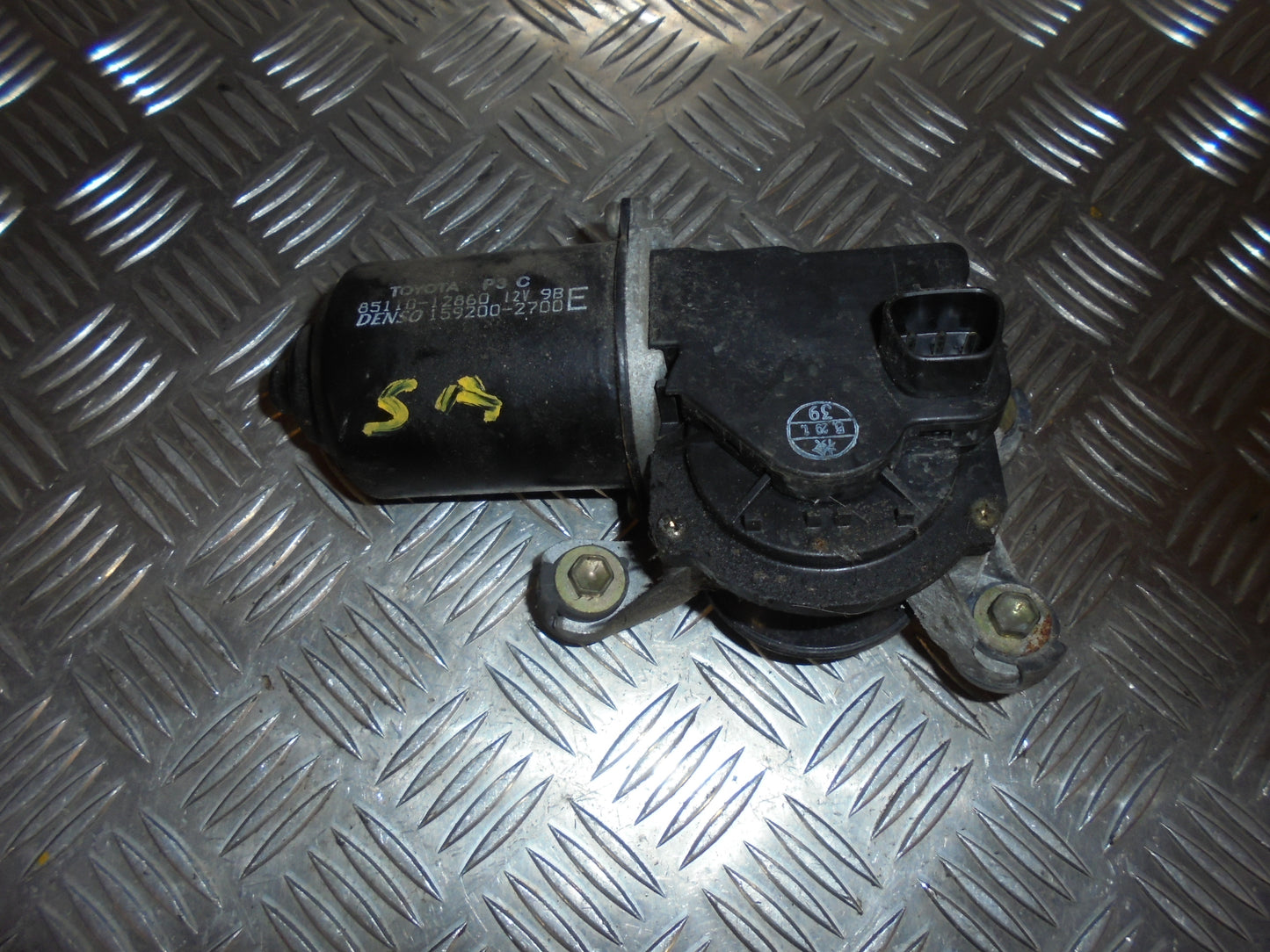 Toyota Corolla 3D E11 Viskermotor Med OEM Nr. Ophugger Fra Toyota Ophugger