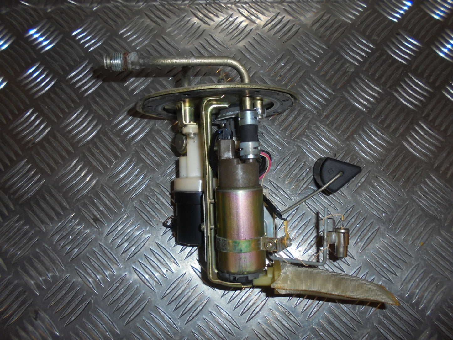 Toyota Corolla 3D E11 Benz/Brændstofpumpe El Med OEM Nr. Ophugger Fra Toyota Ophugger