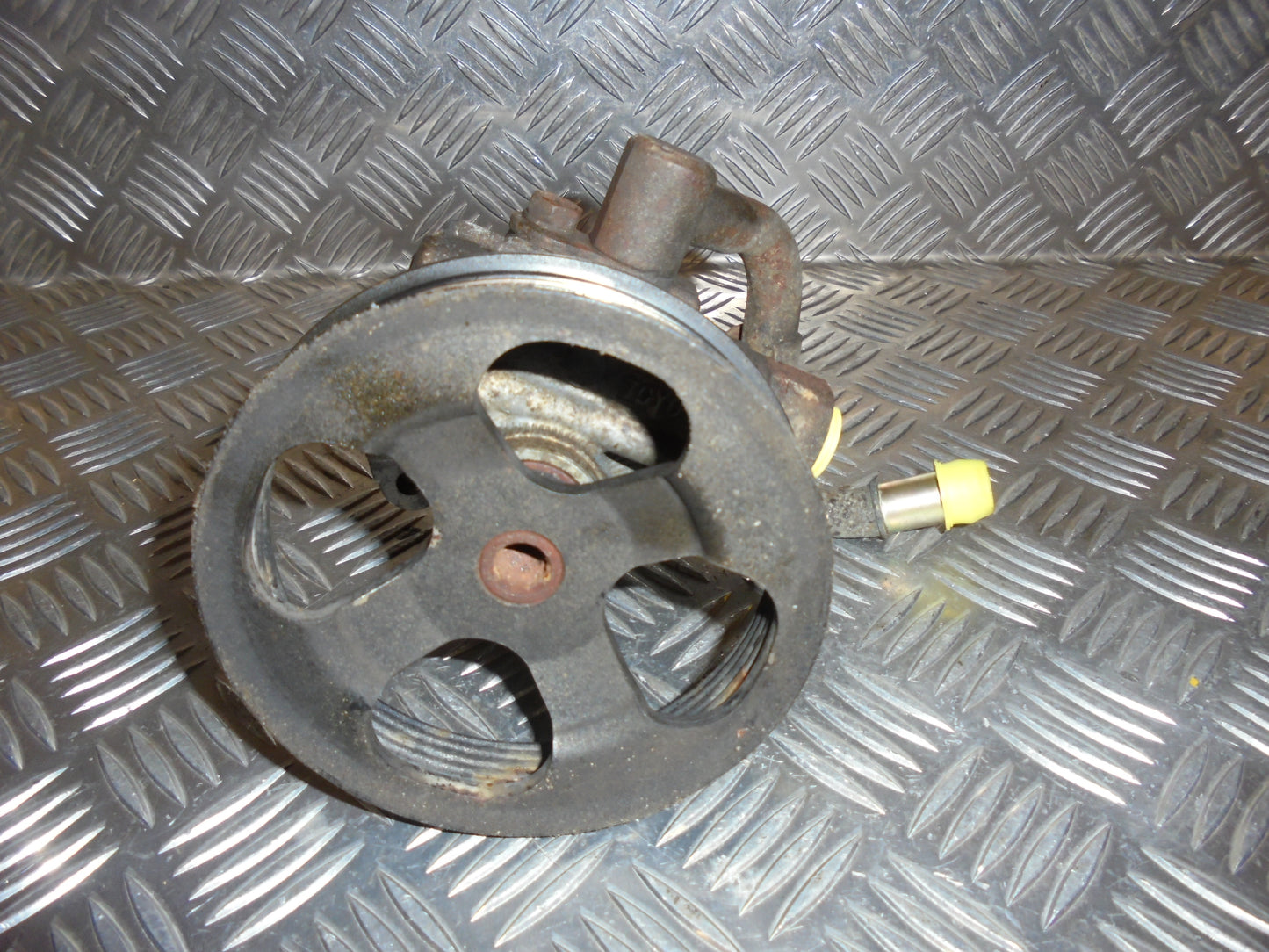 Toyota Corolla 3D E11 Servopumpe Med OEM Nr. Ophugger Fra Toyota Ophugger