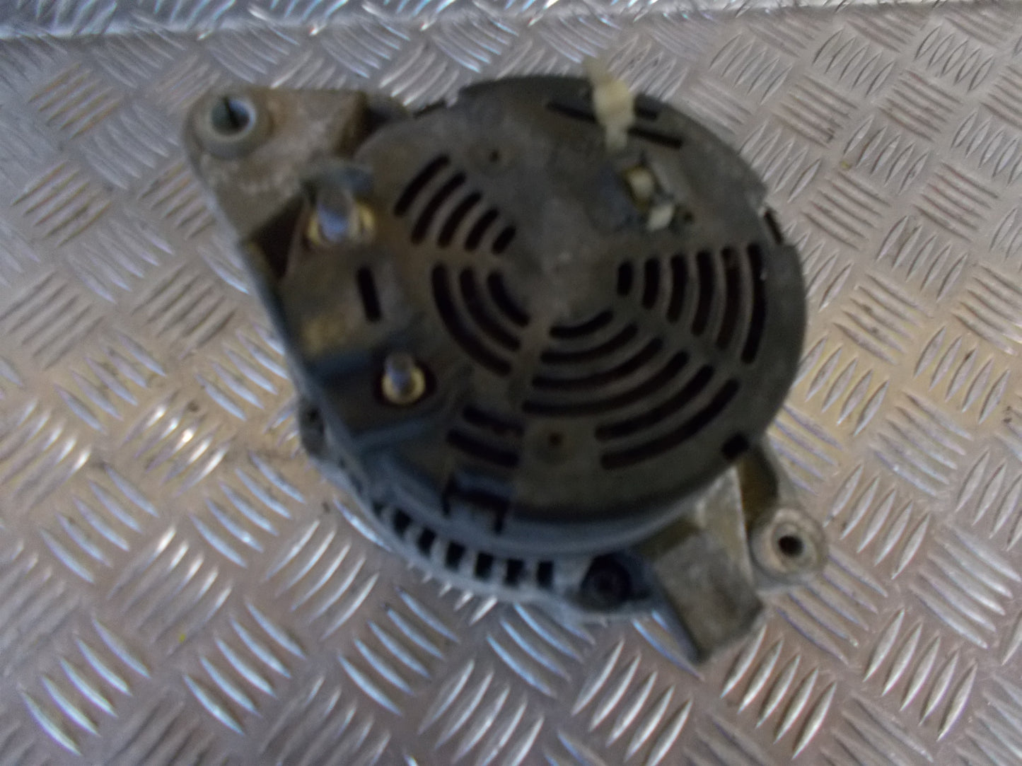 Opel Tigra Generator Med OEM Nr. 90413760 Fra Opel Ophugger