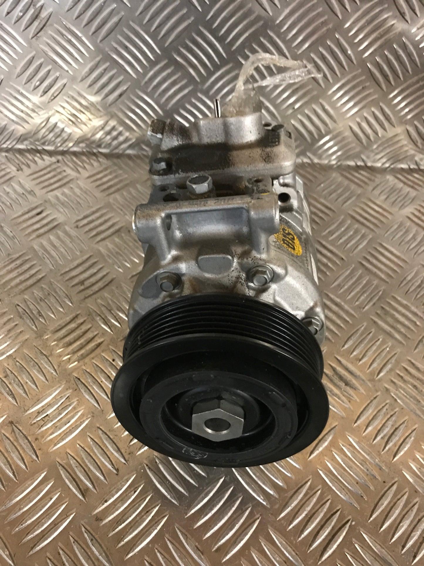 VW Amarok I Aircondition Pumpe Med OEM Nr. 7E0820803J Fra VW Ophugger