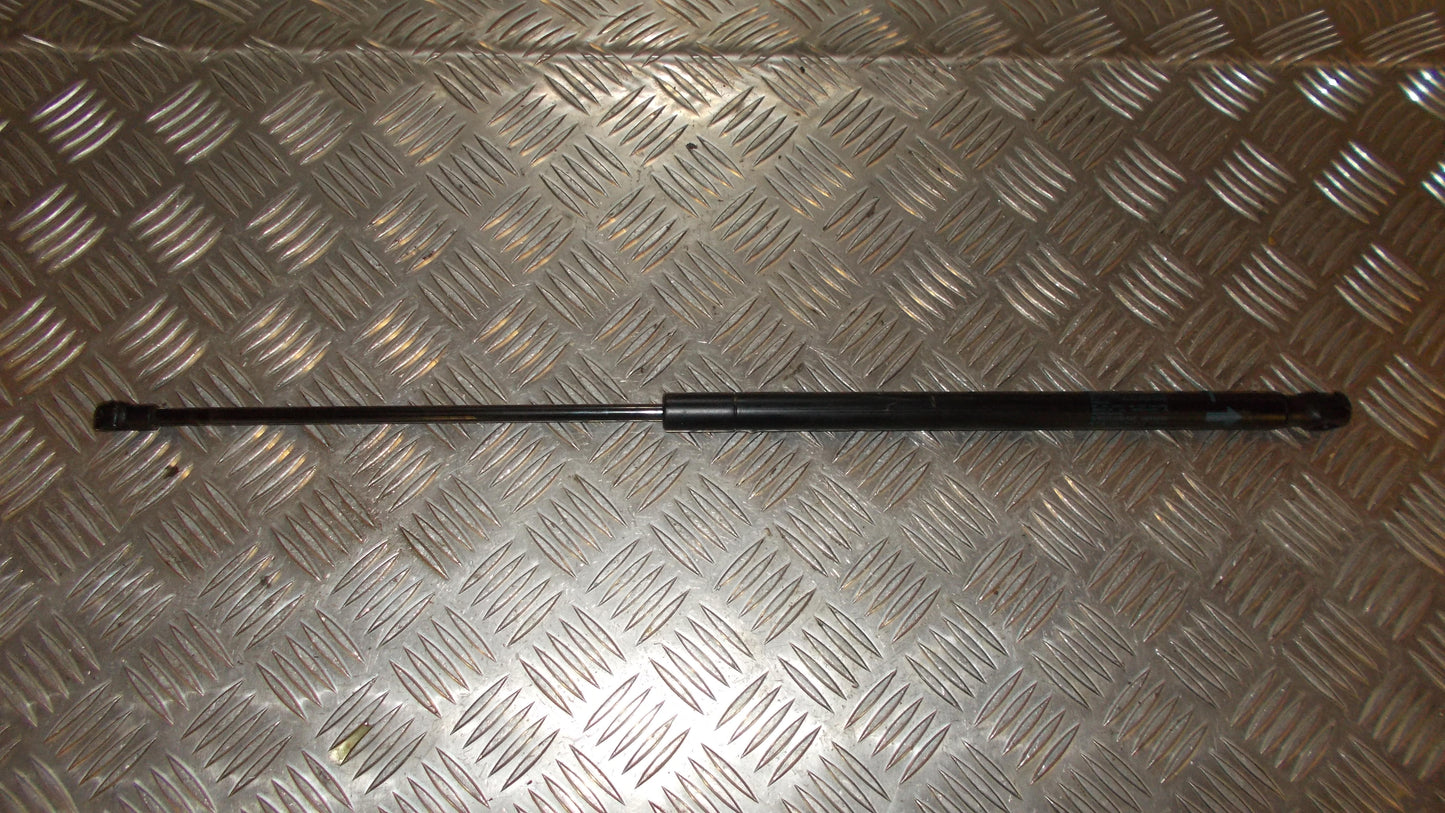 Peugeot 107 Bagklapsdæmper Med OEM Nr. 689500H020 Fra Peugeot Ophugger