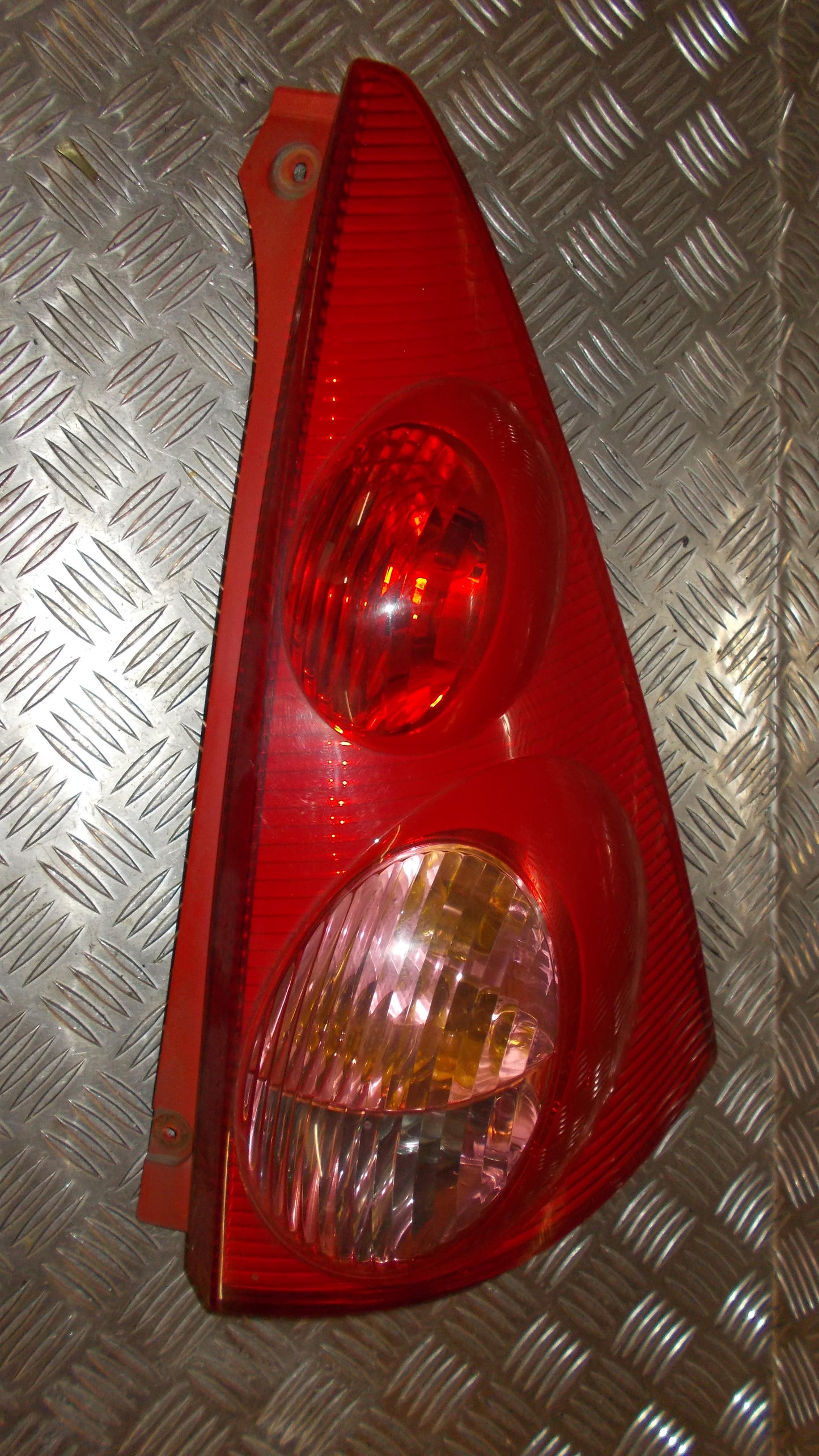 Peugeot 107 Baglygte Med OEM Nr. Ophugger Fra Peugeot Ophugger