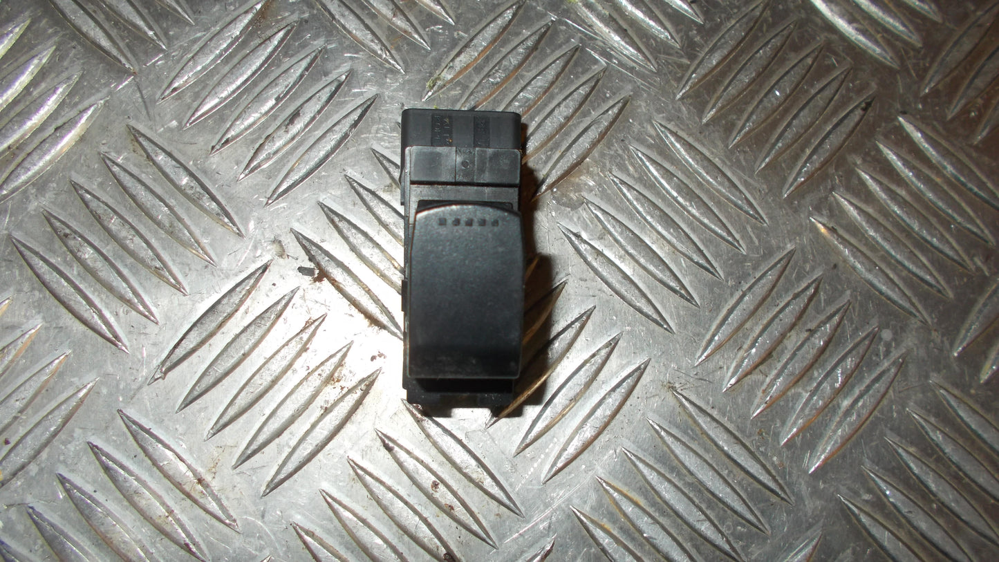 Suzuki Splash Kontakt Rudehejs Med OEM Nr. 62J001858T Fra Suzuki Ophugger