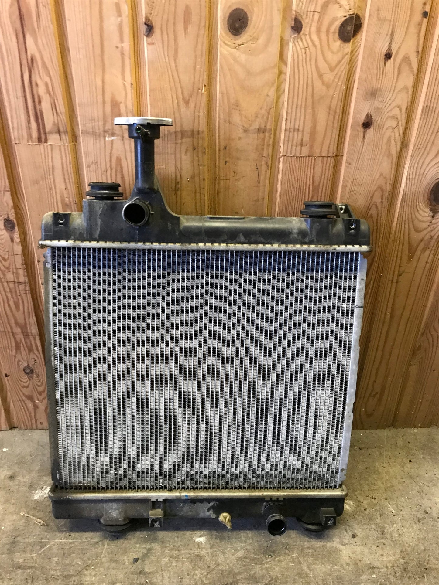 Suzuki Alto Køler Med OEM Nr. 17700M68K00000 Fra Suzuki Ophugger