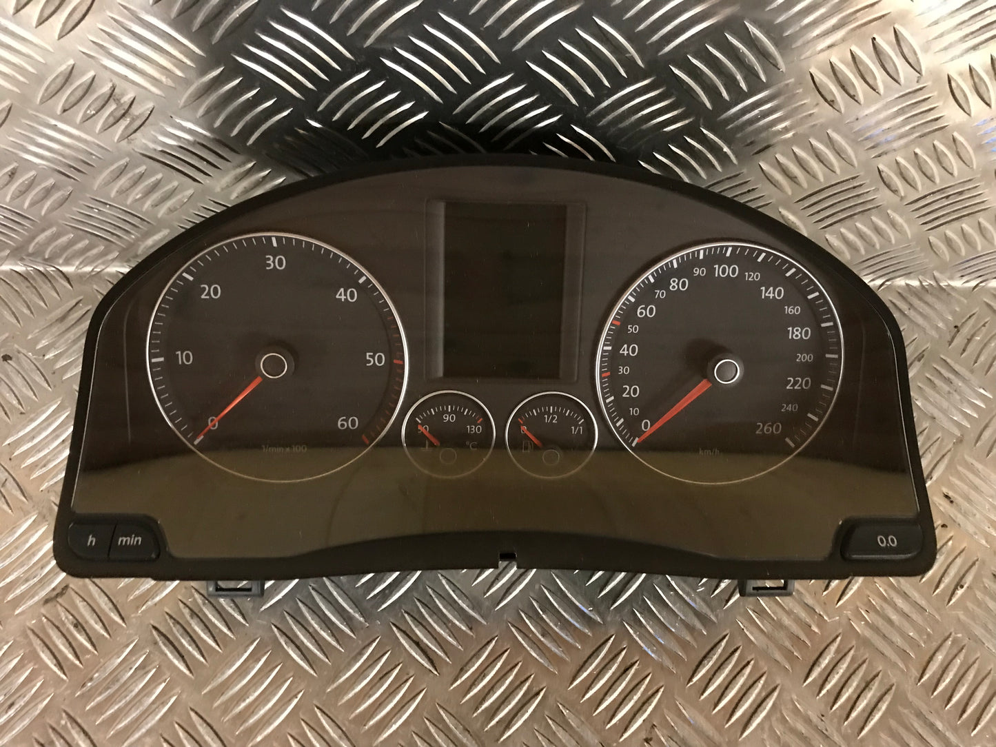 VW Golf 5 1K Speedometer - Instrument Med OEM Nr. 1K0920874M Fra VW Ophugger