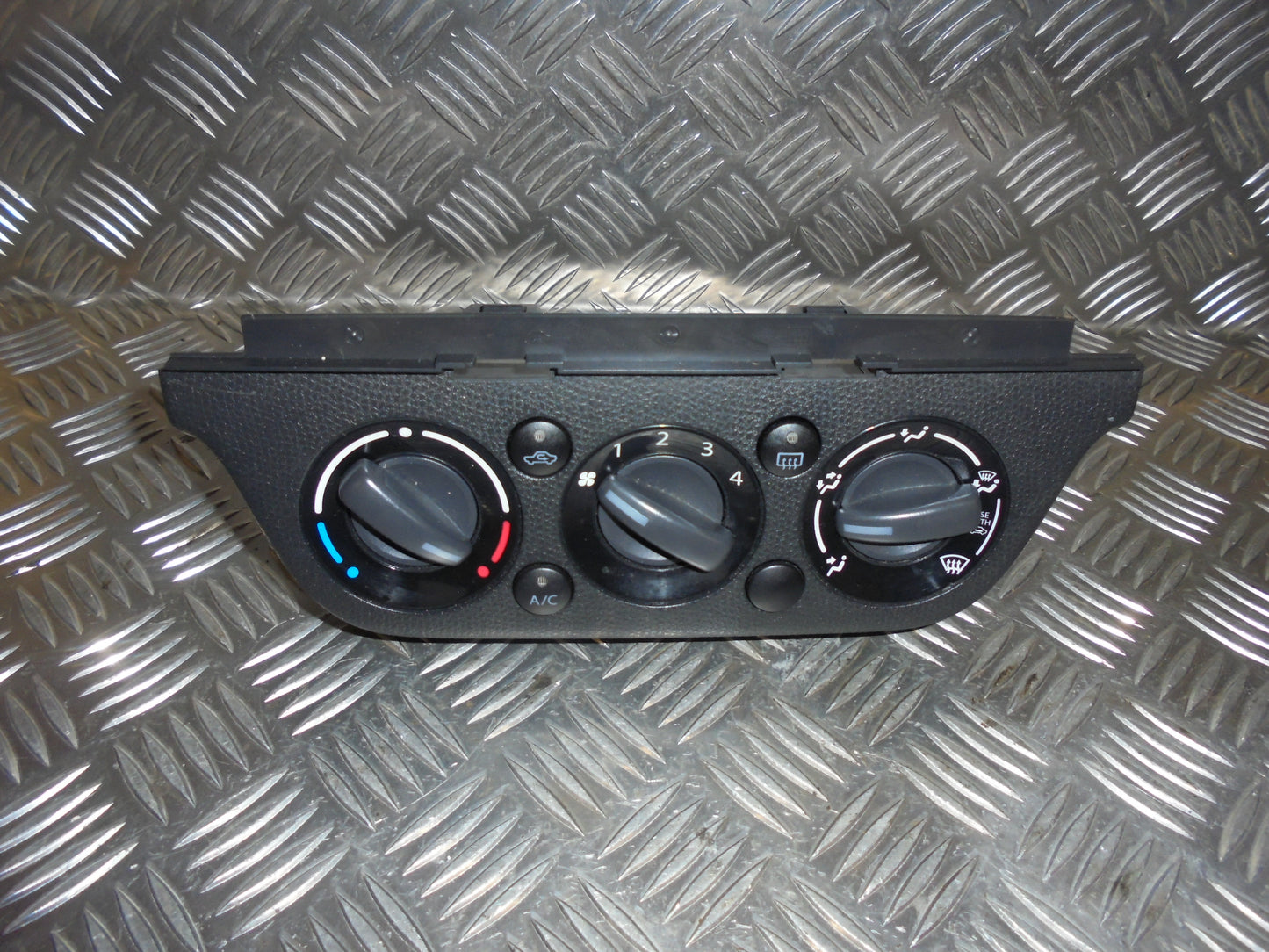 Suzuki Swift Varmeregulering Med OEM Nr. Ophugger Fra Suzuki Ophugger