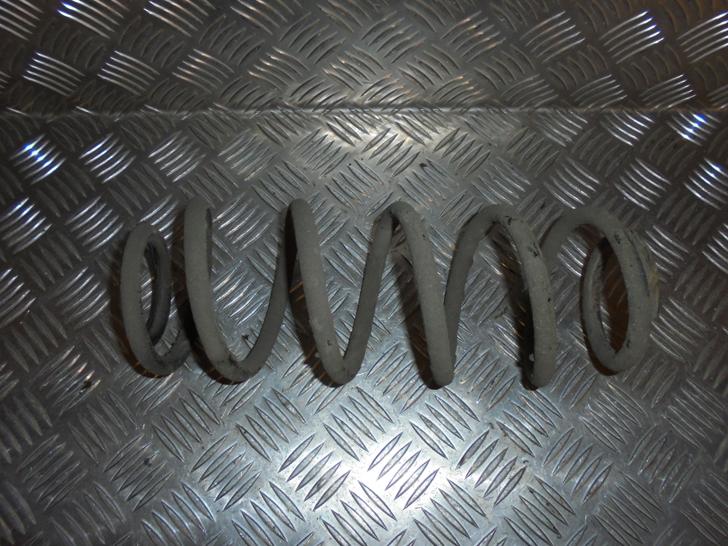 Suzuki Swift Bagfjeder Spiral Med OEM Nr. Ophugger Fra Suzuki Ophugger