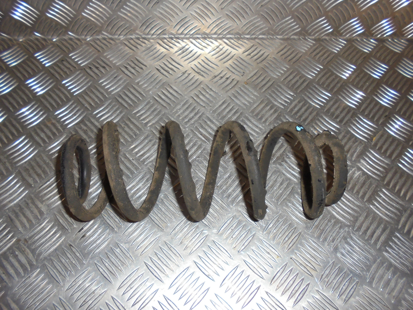 Suzuki Sx4 Bagfjeder Spiral Med OEM Nr. Ophugger Fra Suzuki Ophugger