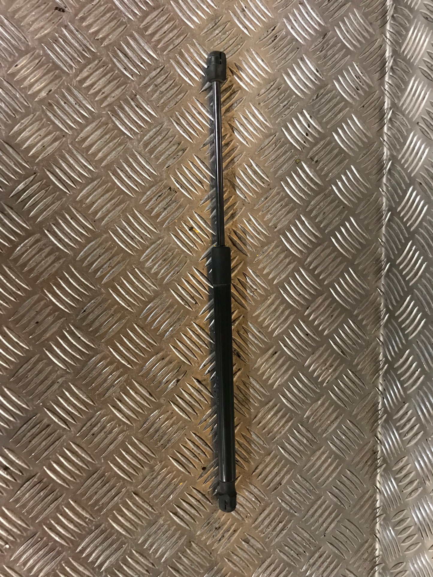 Suzuki Sx4 Bagklapsdæmper Med OEM Nr. Ophugger Fra Suzuki Ophugger