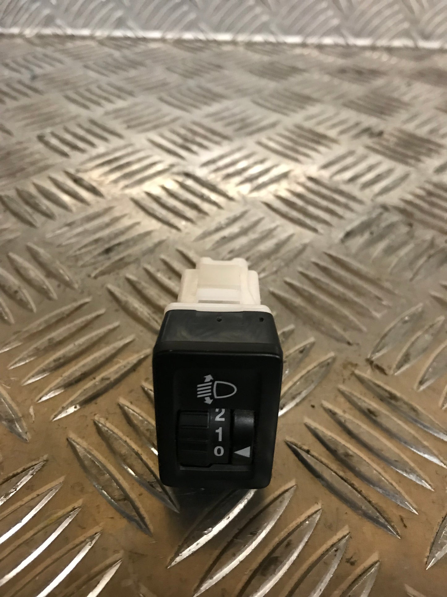 Suzuki Sx4 Kontakt Lygtejustering Med OEM Nr. Ophugger Fra Suzuki Ophugger