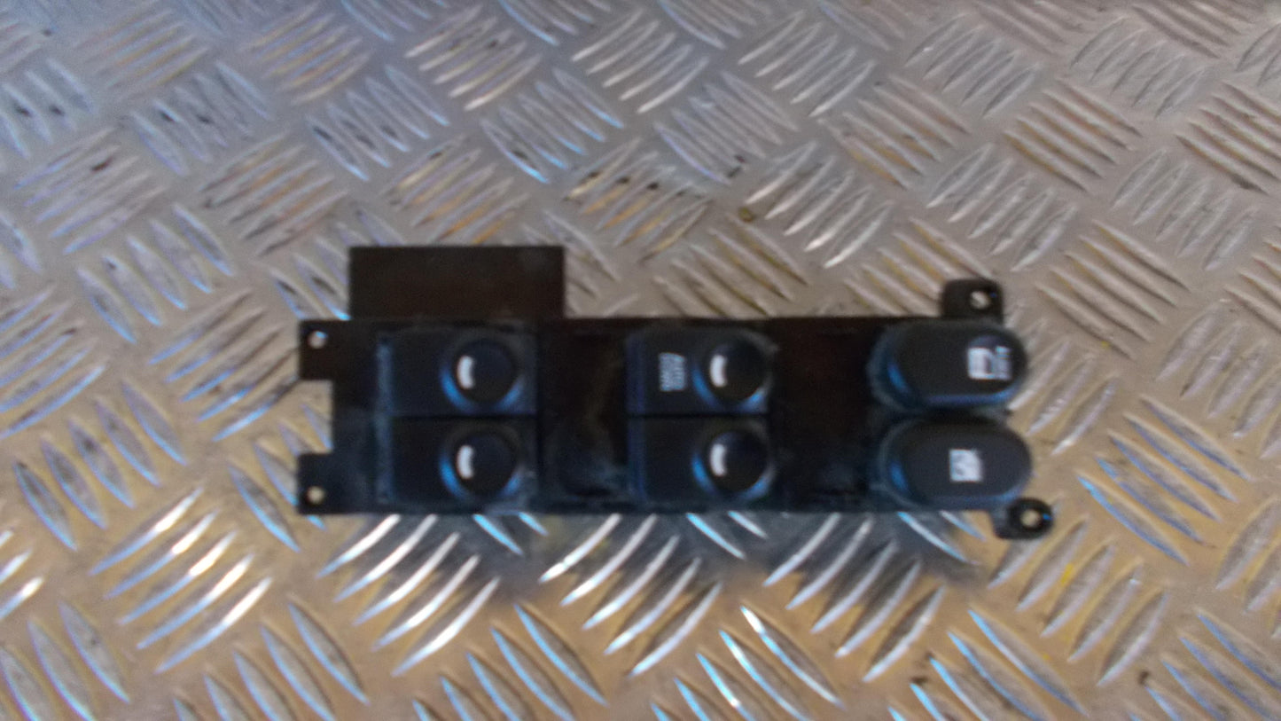 Hyundai I30 Km Kontakt Rudehejs Med OEM Nr. 935702L010 Fra Hyundai Ophugger