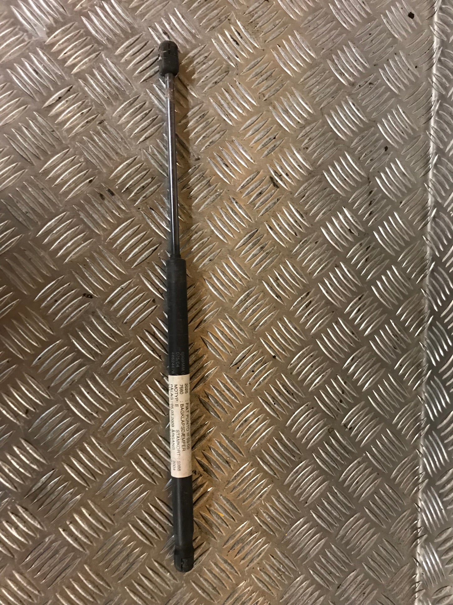 Fiat Punto III Bagklapsdæmper Med OEM Nr. Ophugger Fra Fiat Ophugger