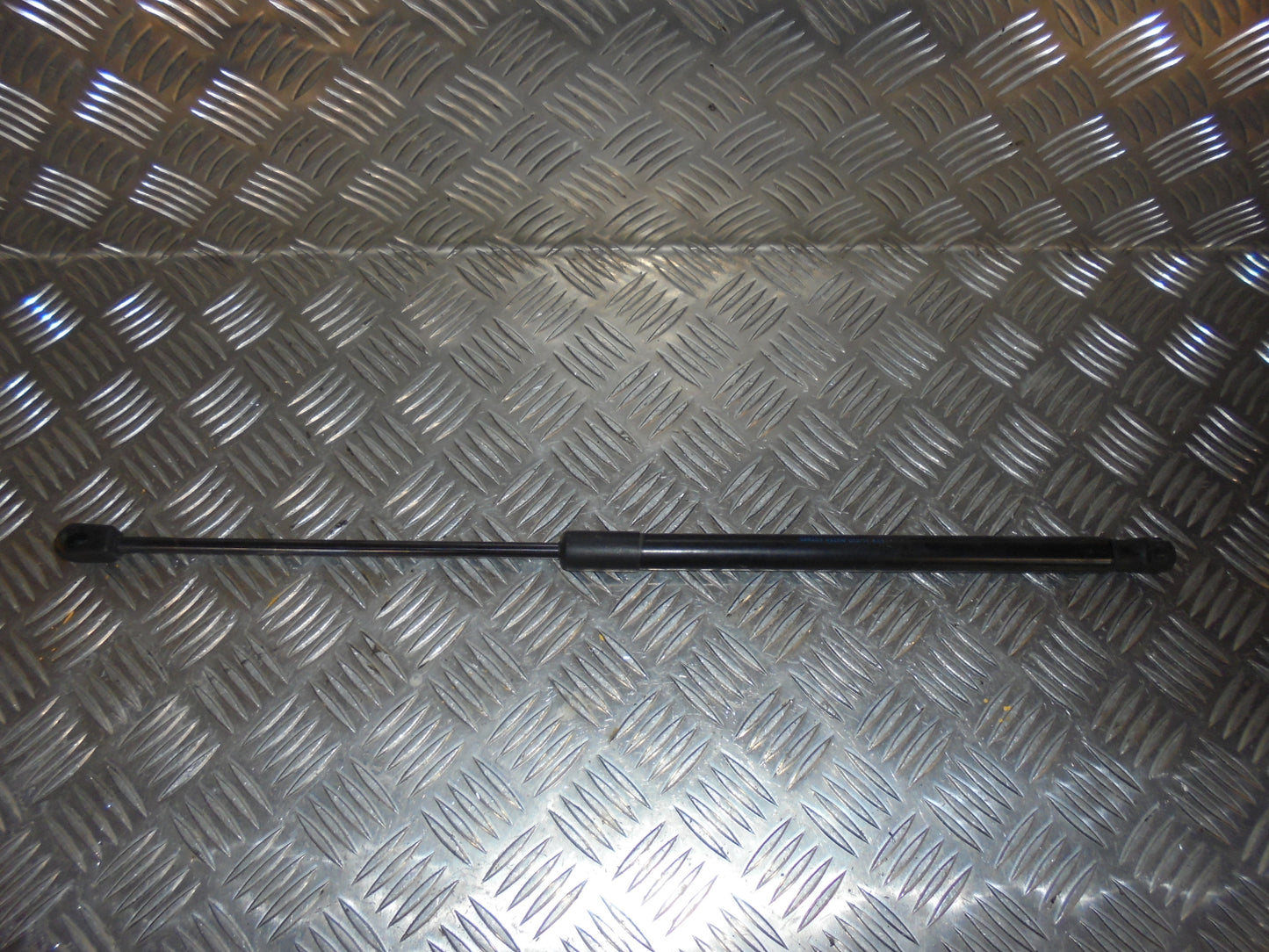 VW Polo 6R Bagklapsdæmper Med OEM Nr. 6R6827550D Fra VW Ophugger