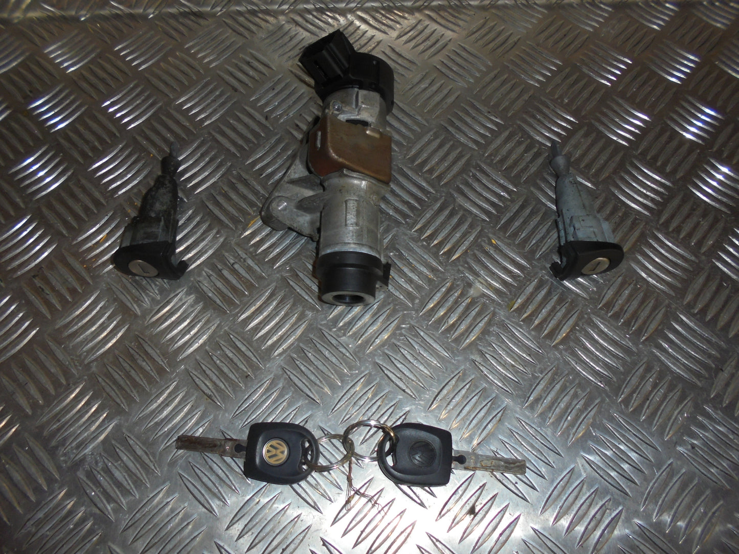 VW Polo 6R Låsesæt Med OEM Nr. 6R0905851K Fra VW Ophugger