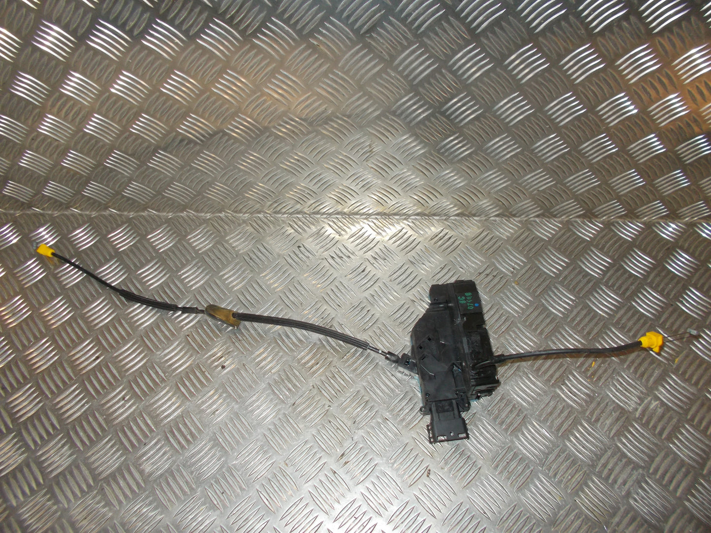 Peugeot 207 Dørlås Med OEM Nr. 9137F9 Fra Peugeot Ophugger