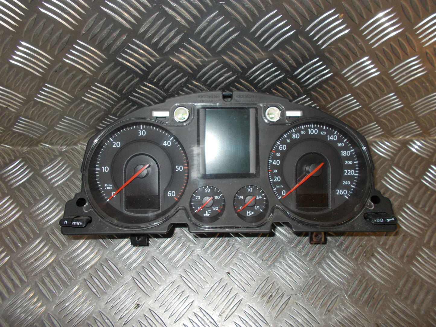 VW Passat 3C Speedometer - Instrument Med OEM Nr. 3C0920871E Fra VW Ophugger