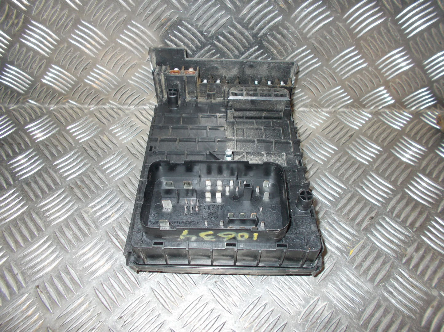 VW Passat 3C Sikringsboks Med OEM Nr. 3C0937125 Fra VW Ophugger