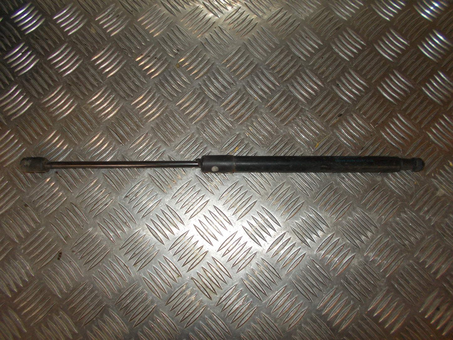VW Passat 3C Bagklapsdæmper Med OEM Nr. 3C9827550A Fra VW Ophugger
