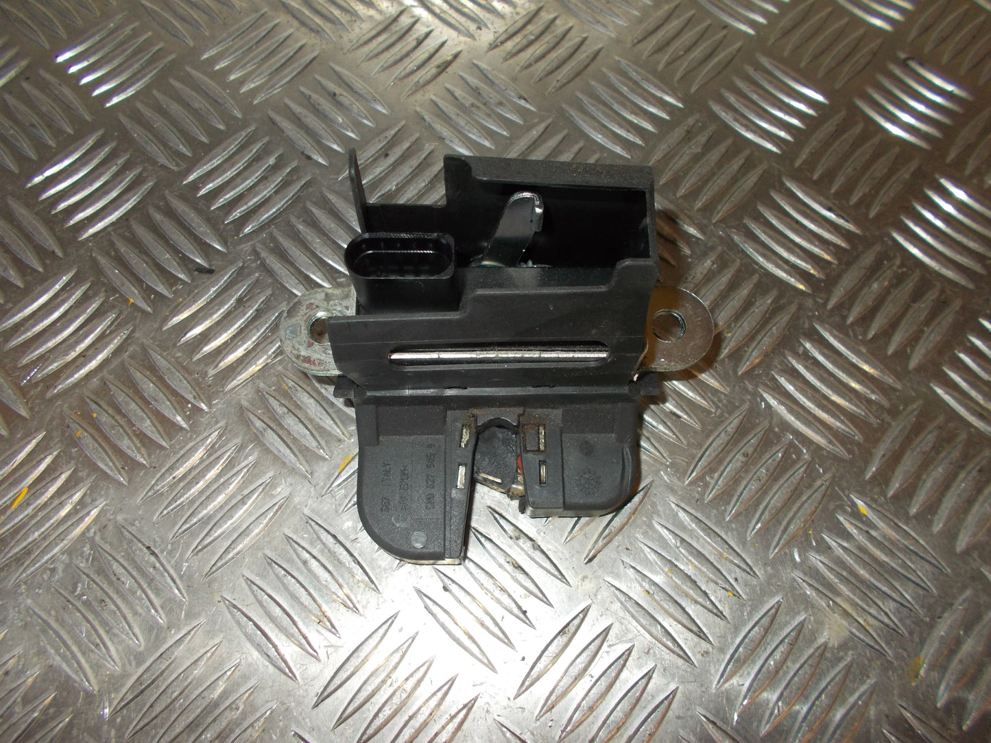 VW Golf 5 1K Dørlås Med OEM Nr. 5M0827505B Fra VW Ophugger