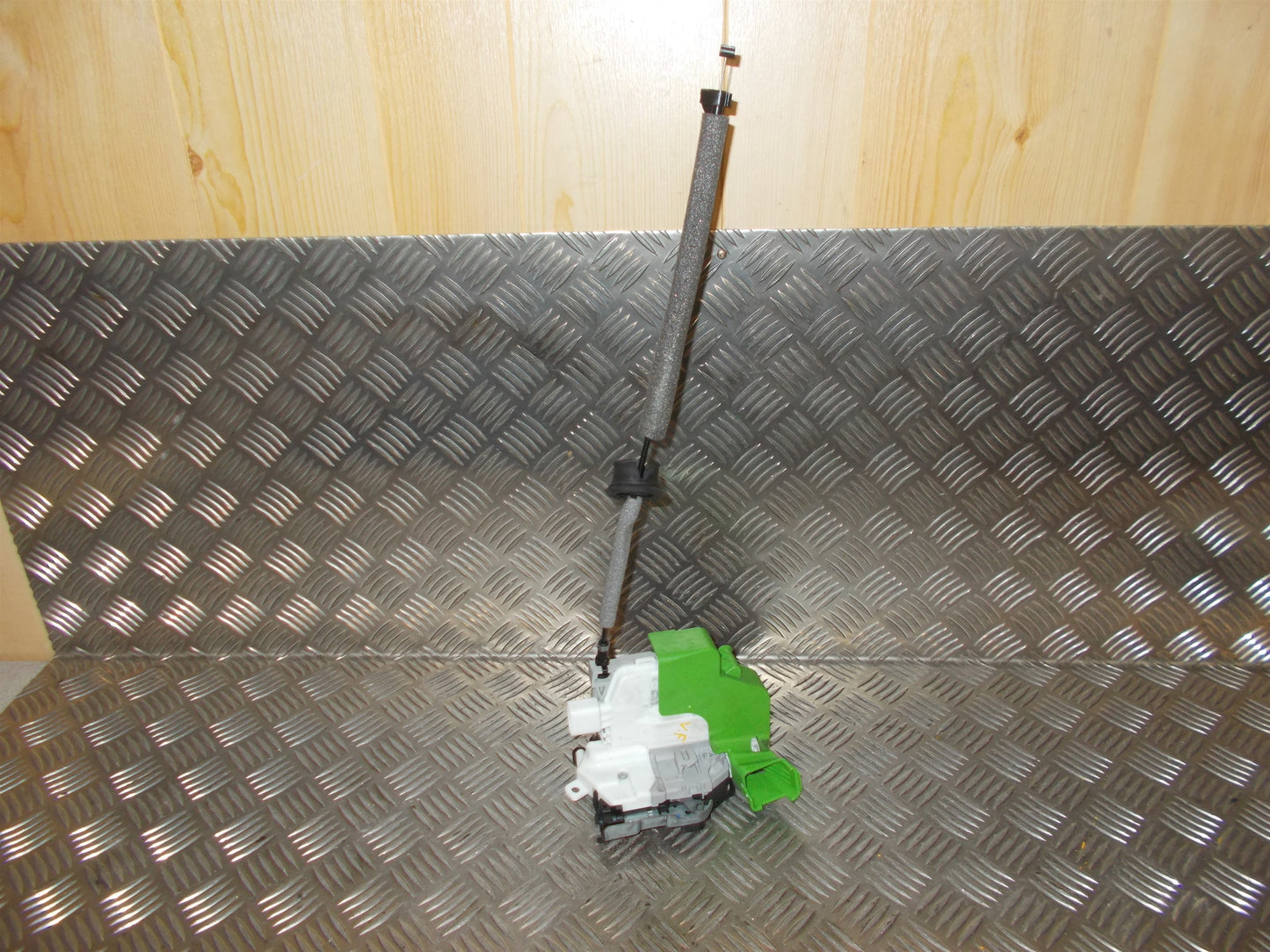 Audi A1 Dørlås Med OEM Nr. 8X1837015C Fra Audi Ophugger