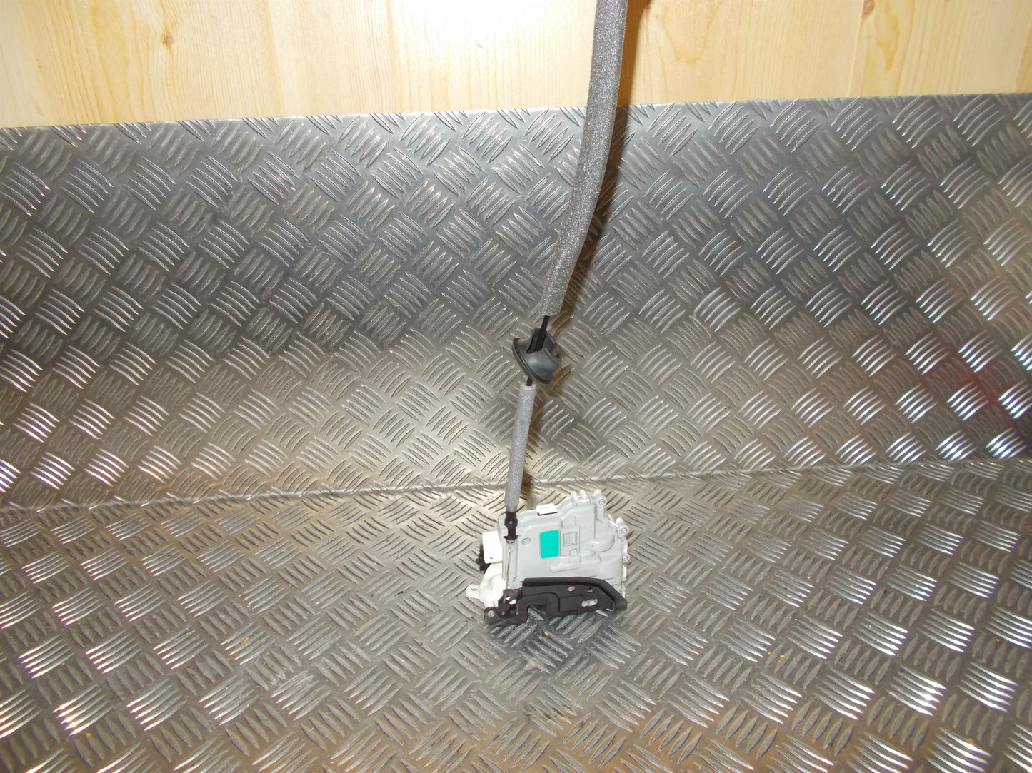 Audi A1 Dørlås Med OEM Nr. 8X1837016C Fra Audi Ophugger