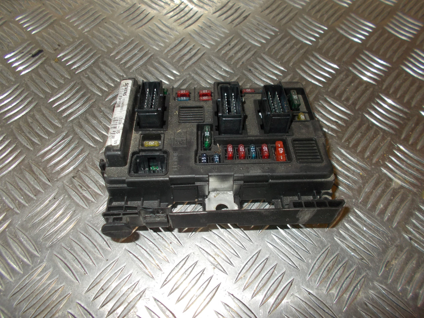 Citroen C5 Sikringsboks Med OEM Nr. 9643498680 Fra Citroen Ophugger