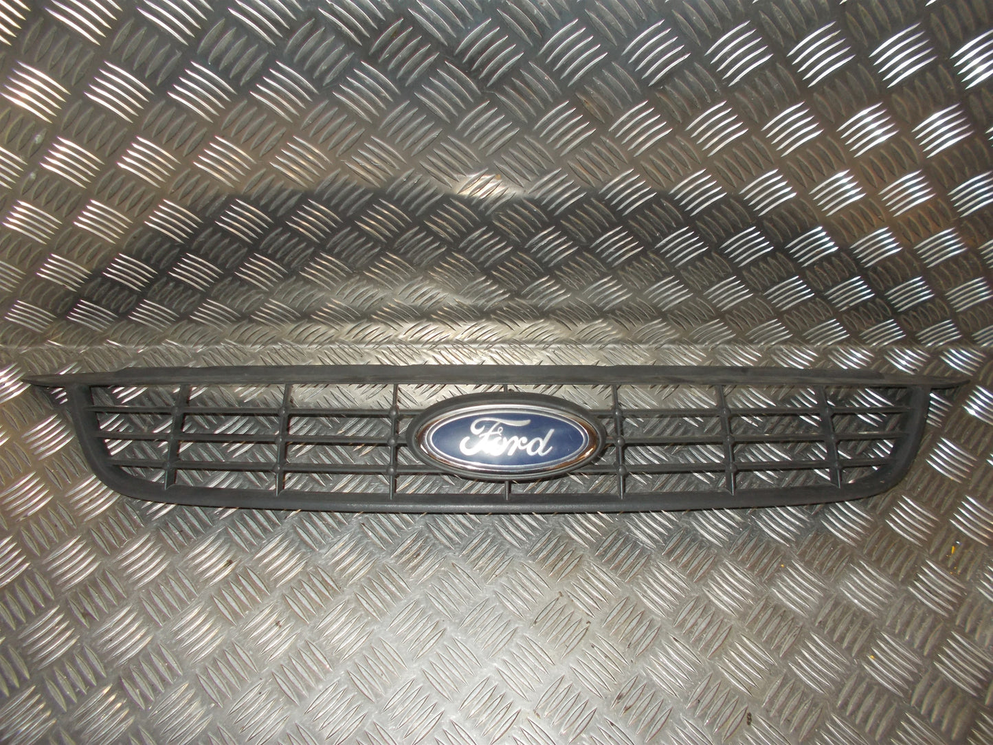 Ford Focus Frontgitter Med OEM Nr. 3M5182000AC Fra Ford Ophugger